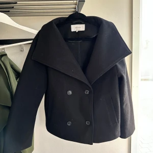 Kappa - Säljer denna trendiga höst kappa så den ej kommer till användning längre. Passformen är som på de sista bilderna så det är samma jacka fast i annan färg! Hör av er vid funderingar eller fler bilder!Storleken är i 34 men passar bättre på en 36a🤎🤎