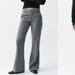 Grå kostymbyxa  - Använd enstaka gånger, Bra skick, rätt så korta i benen, sitter bra på mig (152lång)