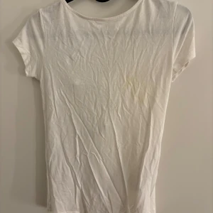 Topp med rosett på ryggen - Jätte söt, säljer då jag ej använder den längre. Storlek xs, men passar s