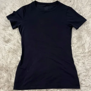Intimissimi t-shirt - Snyggaste intimissimi T-shirten som är figursydd och som sitter jättesnyggt på. Storlek S men passar Xs också🥰🥰