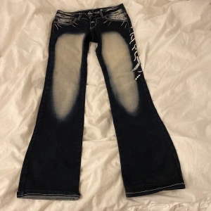 Blue Queen bootcut lowwaist jeans - Säljer mina supersnygga blue Queen jeans🩷dom är väldigt lågmidjade, från grenen till midjan är det ca 20cm🔥så snyggt!! Dom är väldigt bra skick och unika😊