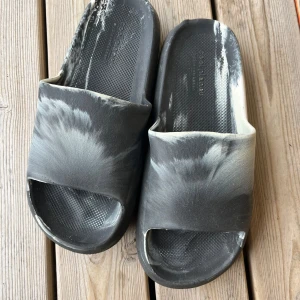 Slippers Steve Madden - Sandaler/badtofflor från Coolplanet by Steve Madden