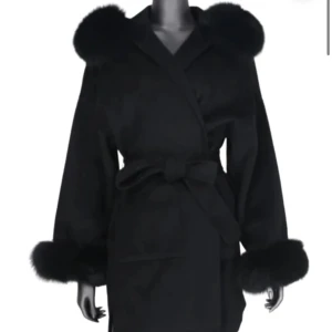 Svart Päls Kappa - Säljer min svarta päls kappa från Furstockholm🫶🏼  Matrieal 90% ULL 10% Kashmir äkta rävpäls 