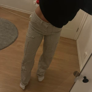 Randiga jeans - Super snygga randiga jeans , jag är i 1,62 cm !🤎 sparsamt använda !