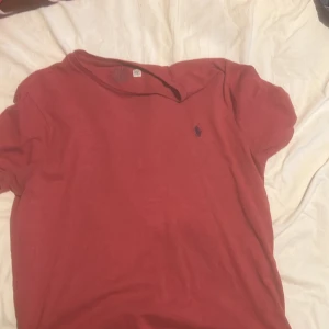Ralph lauren T-shirt - Hej jag vill sälja min röda Raffe tröja den är L och sitter bra fast har ingen användning för den vet ej om den e äkta men kol med förslag på pris annars!