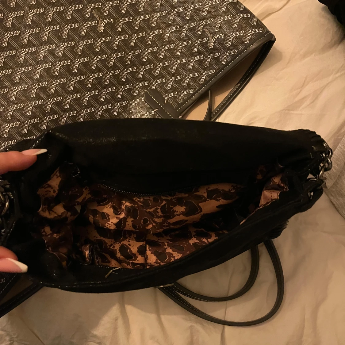 Svart väska med fack och kedja - 91