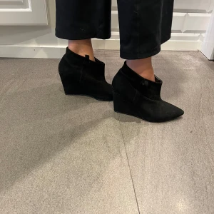 Stövletter boots stl 37 - Svarta boots i mocka från Zara.  Stora i storleken stö 37