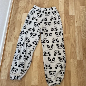 Mjukis  - Mjukis med pandor på. Super sköna och mysiga, känns som moln ☁️