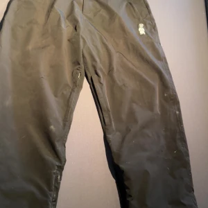 Harlaut shitkids skidbyxor - Säljer mina shitkids nu eftersom dom e för små för mig nu. Skick skulle jag säga 6/10, men när du är i backen så tänker man ej på de.