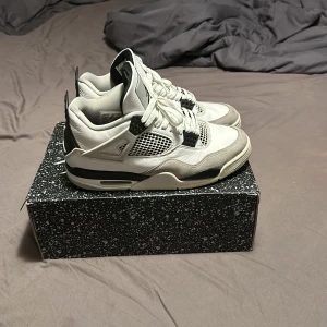 Jordan 4 - Säljer dessa sjukt feta Jordan 4 military black. Äkthetsbevis finns. Nypris 5700. Säljer för 2200. 8/10 skivk