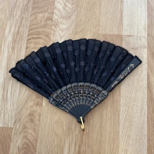 Elegant solfjäder - En väldigt fin och elegant solfjäder. Den har gått väldigt långt på halowenfester och maskerad fester. Är väldigt praktisk till sommaren. Håller sig länge och är stark ! :))