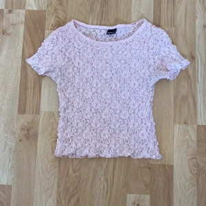 Rosa blus  - Väldigt sött och elegant, passar perfekt med ett svart/vitt linne under. Är i nytt skick.