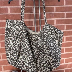 Leo totebag - Stor och rymlig men innerficka i väskan. Aldrig använd