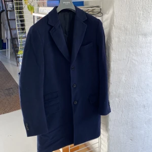 Marinblå rock - Marinblå rock från Volts egna märke ”These Glory Days”. Strl 50 men sitter som en M. Lång snygg modell. Jättefint skick men har gått sönder i innerfodret då jag fastnade med den en gång. Nypris 3000 kr.