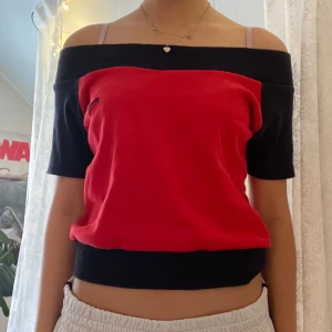 Offshoulder Puma tröja!! - Fin tröja men kommer inte till användning. Endast provat en gång och i gott skick!! Skriv om du har fler frågor 🫶