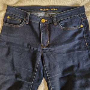 Michael kors jeans - Michael kors jeans från ca 2010, använda eller fåtal gånger, midwaist och smala i benen