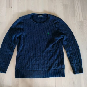 Ralph Lauren stickad tröja - Säljer en kabel stickad tröja från Ralph Lauren. Den är i storlek L i barn men skulle uppskatta den till Xs-S i herr storlek. Den är i fint skick. Skriv vid minsta fundering!