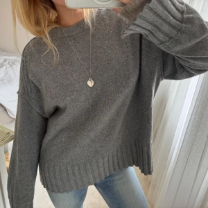 Stickad - Stickad tröja från arket i storlek M🩷