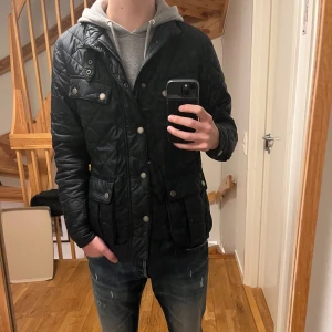 Barbour Jacka - Hej! Säljer denna riktigt sköna jackan från Barbour! Köpt förra hösten men har knappt kommit till användning! Typ nyskick och inga defekter! Nypris runt 3200kr, mitt pris 599! M- fits S!Priset är ej hugget, buda på! Fler frågor tas i dm! //Nils
