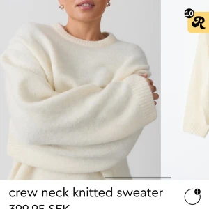 Stickad vit tröja - Säljer en jätte fin stickad tröja från ginatricot❤️slutsåld i denna storlek Lite nopprig! Men inget man inte kan ta bort