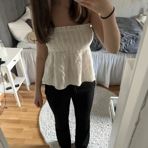 Topp - Supersöt topp med guld/silver glittrande detaljer🌟 Fint skick och bara använd på jul och nyår!! Från Gina storlek 158/164