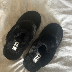 Tofflor - Sköna tofflor ifrån lager 157. Köpta för 200kr säljer nu för 130kr men kan tänka mig att sänka priset. Storlek 36/37.  Helt oanvända!💞