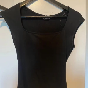 Svart topp från Gina Tricot - Snygg svart topp från Gina Tricot i storlek S. Nästan helt ny, använd endast en gång! Kom med prisförslag eller frågor!!💕🤍🤍