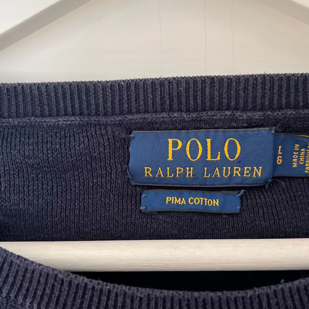 Mycket fin stickad tröja i bomull perfekt nu till vintern Färg mörkblå  Storlek L Skick mycket bra 9/10  Skriv om du har frågor  Pris kan diskuteras vid snabb affär  Har mycket från Ralph Lauren så titta i min profil  . Stickat.