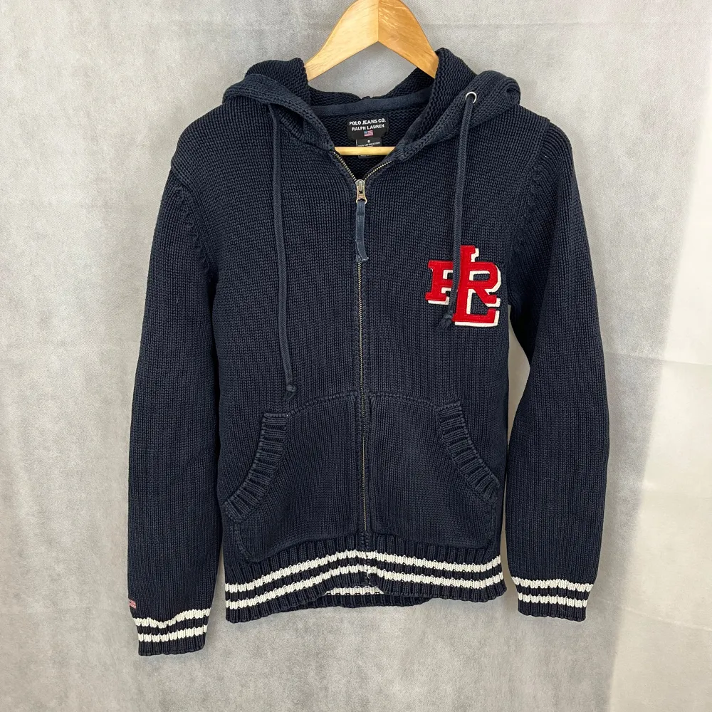 Riktigt soft vintage raffe zip hoodie. Väldigt fint skick. Modellen är 185, sitter något kort. Storlek S.. Hoodies.