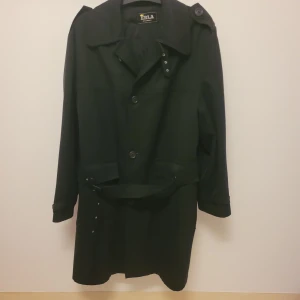 Vintage trenchcoat - Vintage trenchcoat i herrmodell. Otroligt fint skick förutom fläck på kragen. Finns innerficka och fint innerfoder.