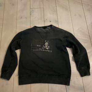 Riktigt fet och otroligt sällsynt Ralph Lauren crewneck. Köpt i Florida cirka 2 år sedan men i riktigt bra skick. Nypris är nästan 4000kr. Storlek S, passar XS - M. Tar gärna byten och prisförslag. Skicka bara förslag! 