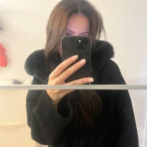 Päls kappa - Kappa från Fur Stockholm. Original pris 2200kr men säljs för 1500kr. 