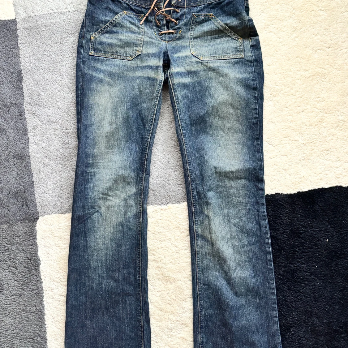 Lågmidjade bootcut jeans med snörning - 2