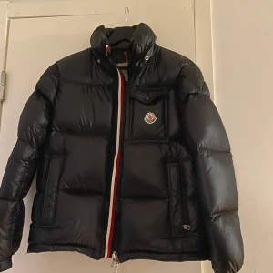 Monclare jacka - Hej, säljer nu min monclare jacka andvänd 1 gång och säljes för jag inte har plats för den.pris går att diskutera 