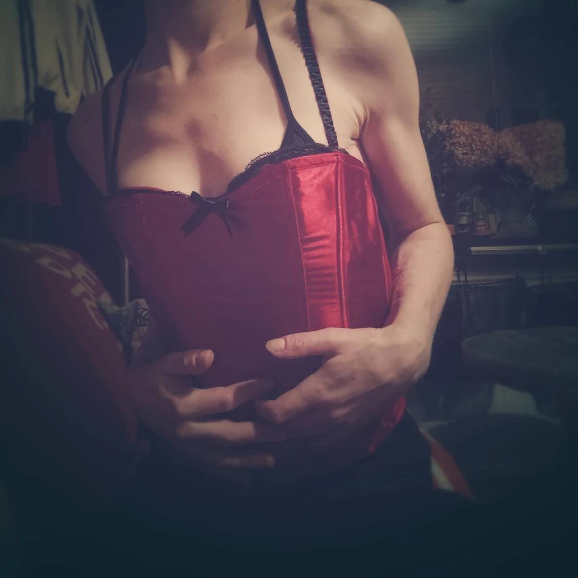 Röd korsett med svarta detaljer - 1