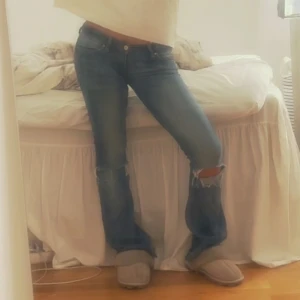 lågmidjade jeans  - Hej säljer mina omsydda jeans som först var högmidjade🩷säljer då dom är för små! Skriv för mått och fler bilder osv🙏🏽