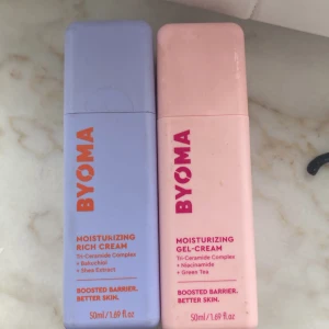 Byoma gel-cream - Två stycken byoma moisturizing gel creams. Den rosas pump kan man ta av men den funkar bra att använda ändå.