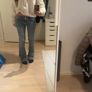 Lågmidjade jeans - Lågmidjade jeans från Gina som jag sytt ner mer mågmidjat! Dem är i super bra skick och Max använd 1 gång. I storlek 34. 