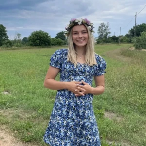 Blommig klänning - Säljer denna superfina blommiga klänningen, då den är lite för stor för mig och kommer därför tyvärr inte till användning. Använd 2 gånger, första bilden är inte min, de andra två är mina. 