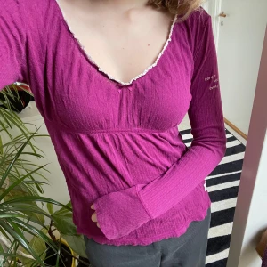 Odd molly långärmad tröja 🩷 - En jättesöt långärmad tröja från Odd molly 💘 Har en jättefin fuschia/magenta färg som är perfekt nu i vinter och höst 🍂