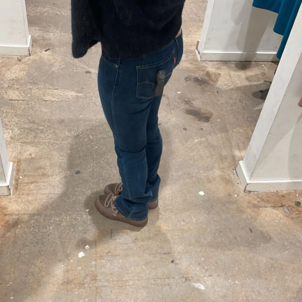 Så fina lågmidjade jeans från Levis, säljer då de inte blir använda. Köpta second hand för 500, så säljer för 400 men kan tänka mig sänka vid snabb affär. Knappt använda och inget slitage, skriv privat för ytterligare info!💗. Jeans & Byxor.