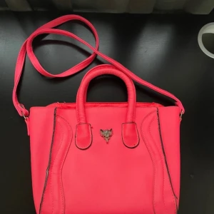 Väska - Super söta väska, axelbandet går att tas bort