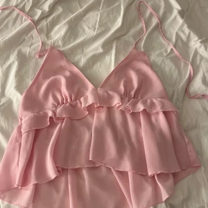 Superfin somrig topp - Rosa somrig topp aldrig använd. Storlek L, går att dra åt mycket med banden.🩷