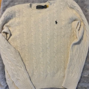 Cable Sweatshirt - Säljer en rikigt snygg cable sweatshirt från Ralph Lauren som använts 2 gånger. Storlek M men den är lite mindre i storlek så passar säkert också på någon som har S