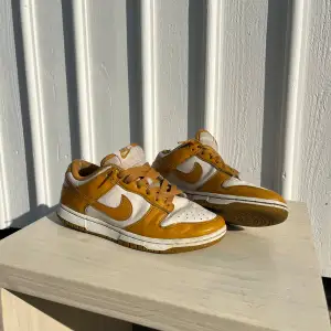 Nike Dunk Low, storlek 38. Priset ör förhandlingsbart, så hör av dig med ditt bud! Skorna är i bra skick och en bra deal.  Hör av dig vid intresse!