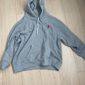 Ami Paris hoodie  - Ami Paris hoddie i storlek M kan tyvärr inte garantera att den är äkta då jag köpte den på plick. Men den är i riktigt bra kvalitet 