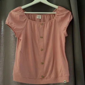 Rosa topp  - en söt rosa topp som passar de som har storlek s-m, stretchig, oanvänd och har lappen kvar 