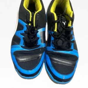 Puma Basketball shoes size 42 - Selling a pair of Puma basketball shoes in black, blue and yellow. The shoes are in good condition and have a good sole.