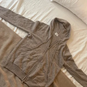 Kashmir Hoodie Zip - Snygg Kashmir Hoodie från John Henric i väldigt bra skick, använd få gånger. Skriv vid funderingar