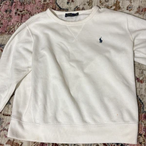 Polo tröja - säljer min polo tröjan eftersom den var för stor för mig  Endast 1 gång använd  